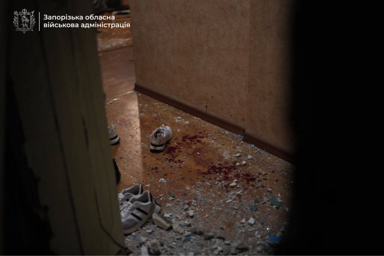 Окупанти вдарили "Шахедами" по Запоріжжю: спалахнули будинки, 15 людей постраждали. Фото і відео