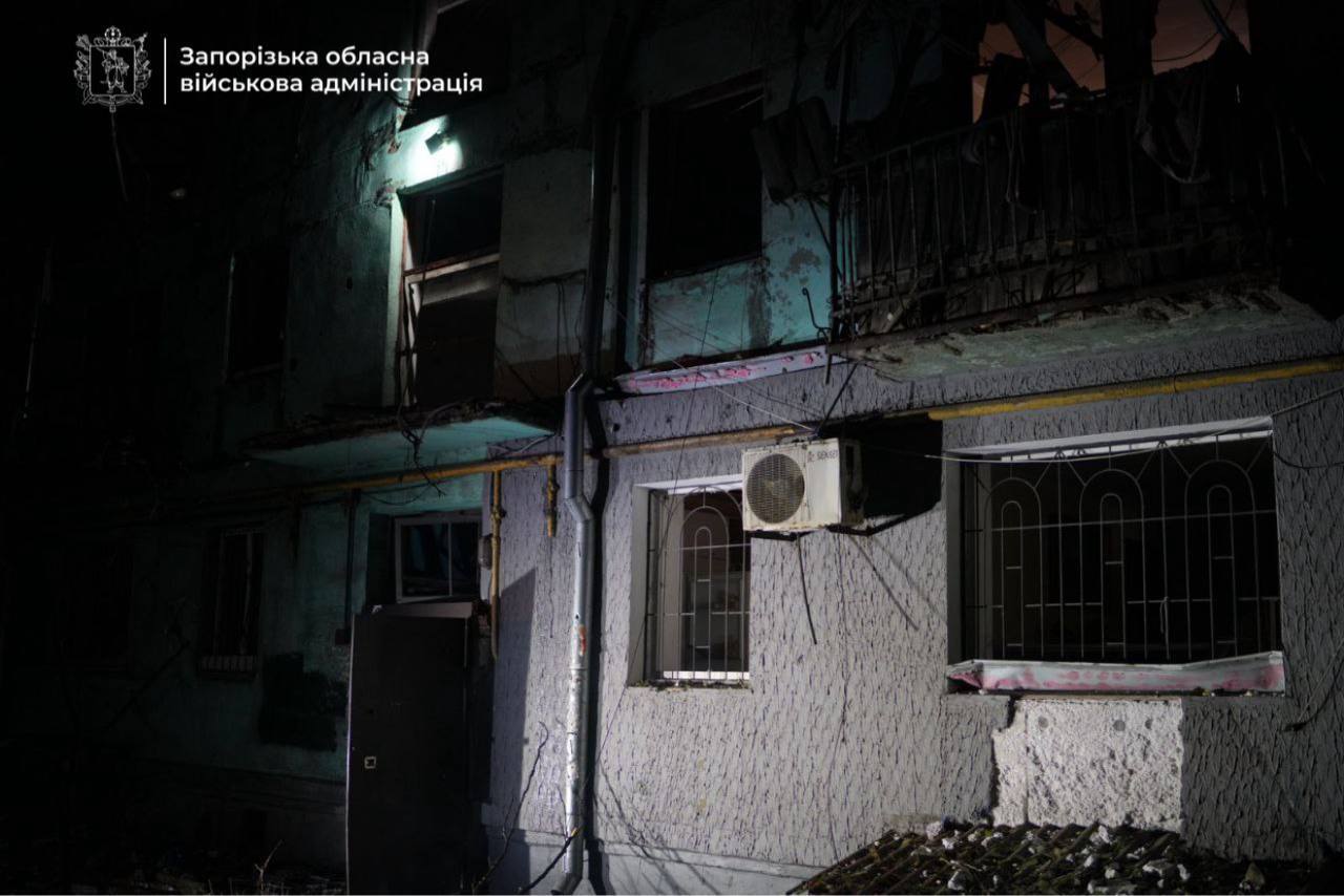 Окупанти вдарили "Шахедами" по Запоріжжю: спалахнули будинки, 15 людей постраждали. Фото і відео