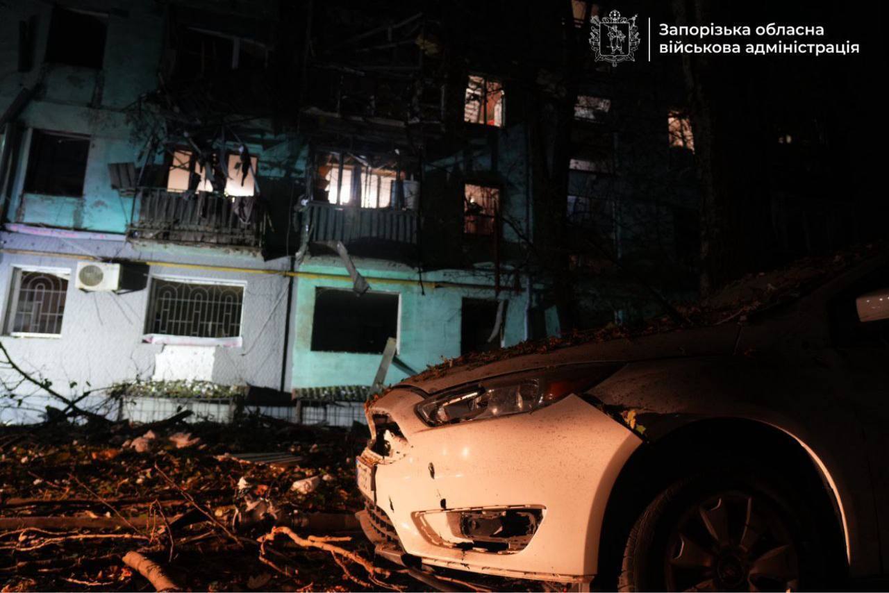 Окупанти вдарили "Шахедами" по Запоріжжю: спалахнули будинки, 15 людей постраждали. Фото і відео