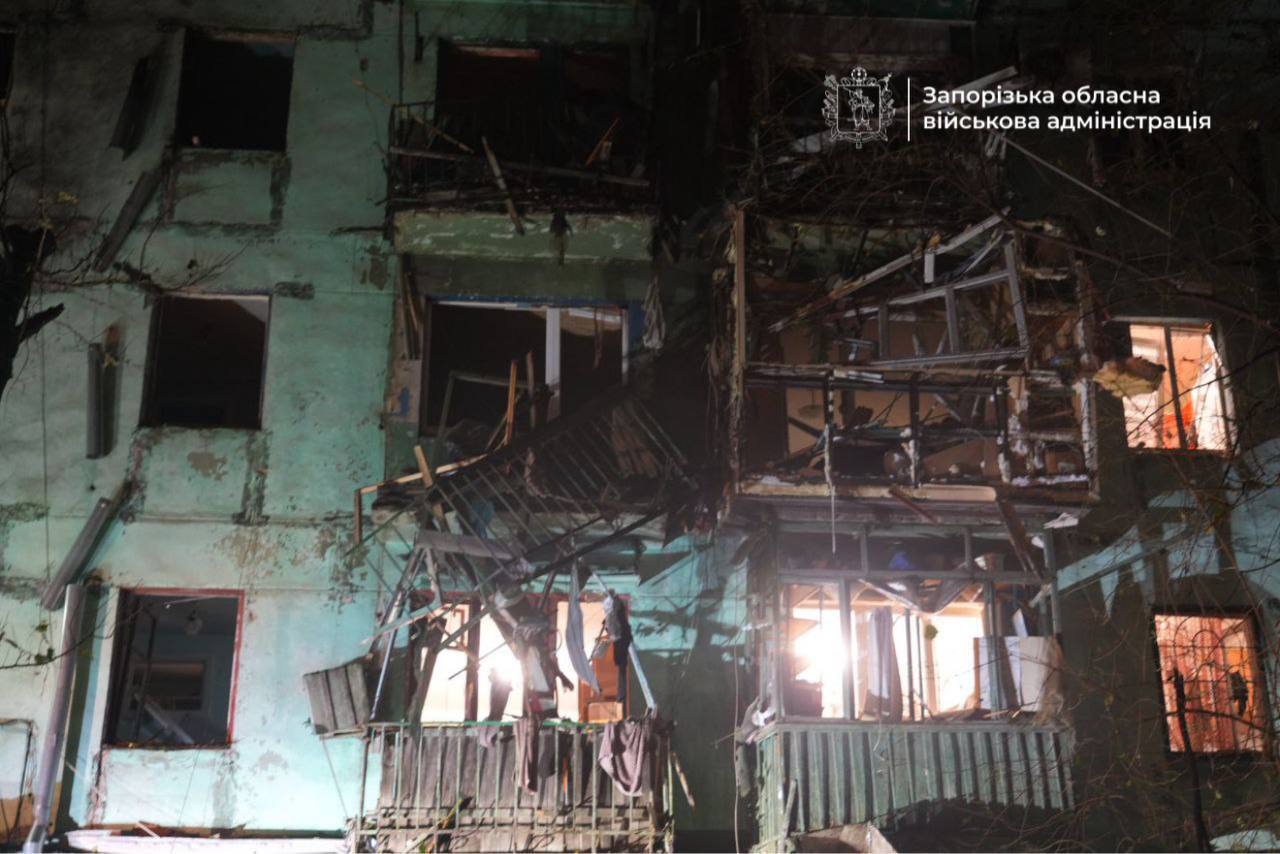 Окупанти вдарили "Шахедами" по Запоріжжю: спалахнули будинки, 15 людей постраждали. Фото і відео