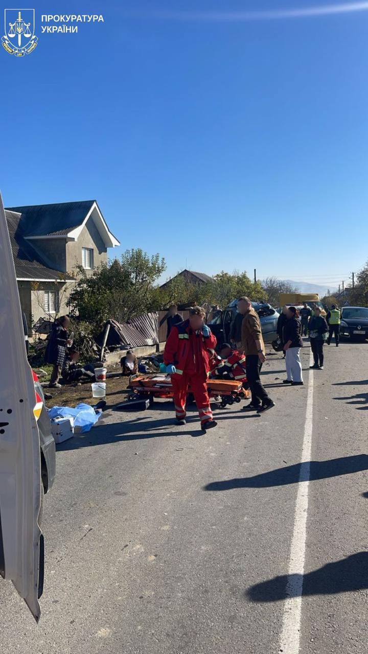 На Прикарпатье нетрезвый учитель устроил ДТП: погибли 14-летний ученик и 21-летний пассажир, есть пострадавшие. Фото