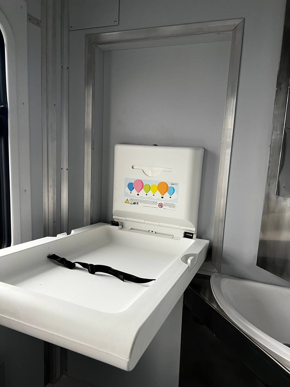 Який вигляд має оновлений поїзд усередині