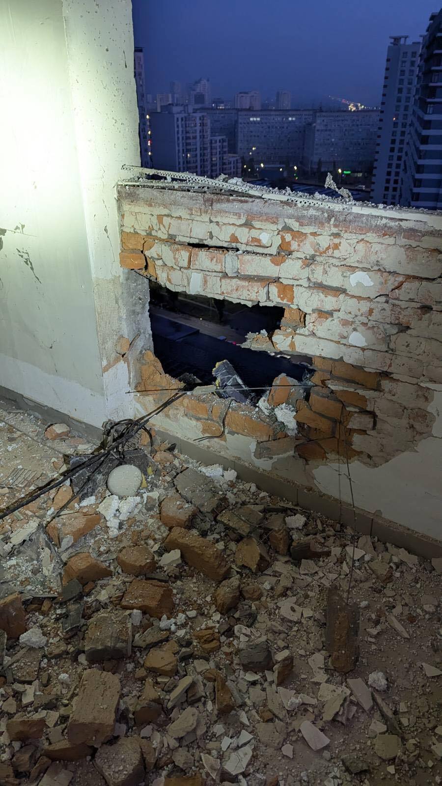 У Києві уламок російського "Шахеда" влучив у будинок Ольги Стефанишиної. Фото