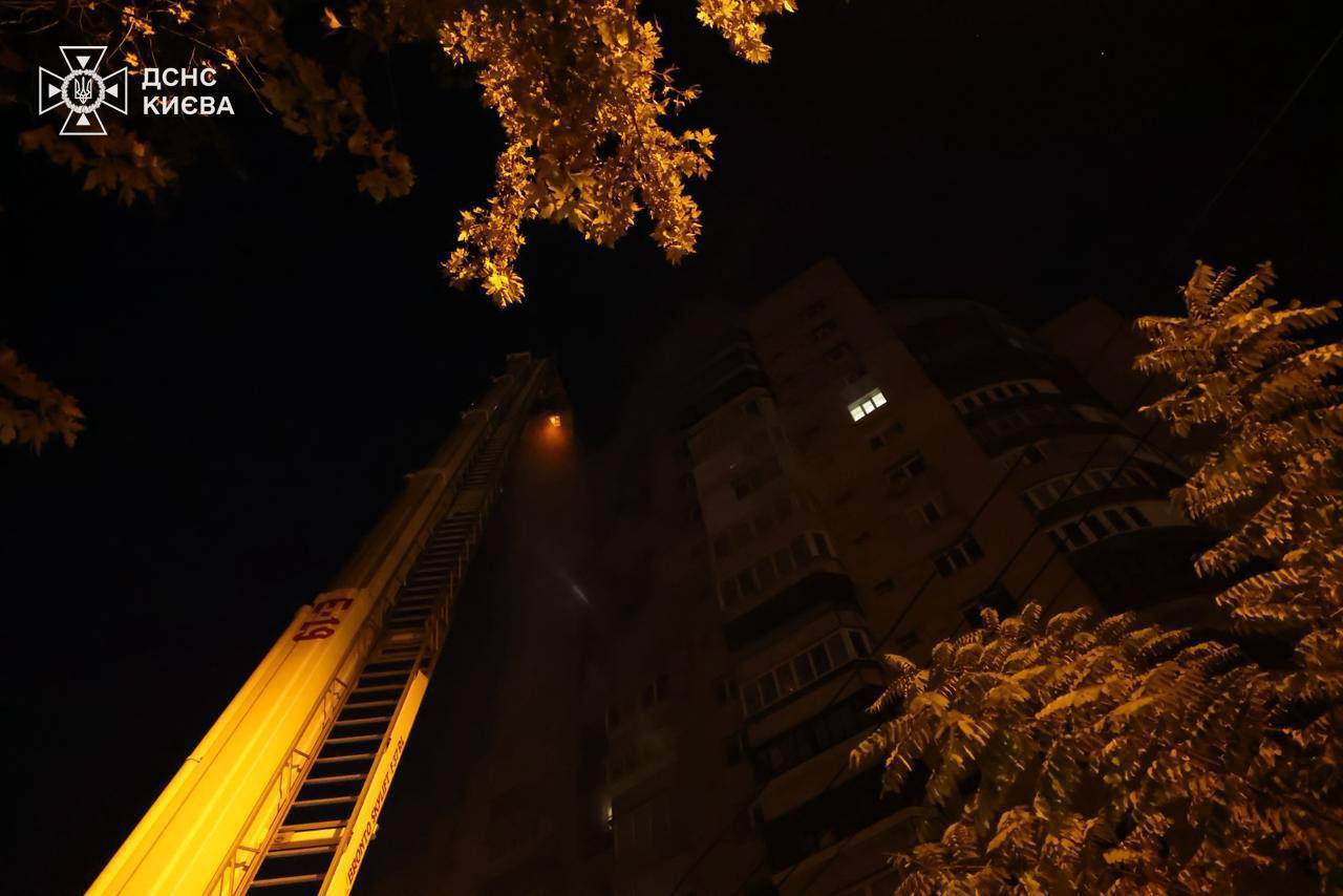 Россия массированно атаковала Киев дронами и баллистикой: вспыхнули пожары, есть жертвы, среди пострадавших – двухлетний ребенок. Фото и видео