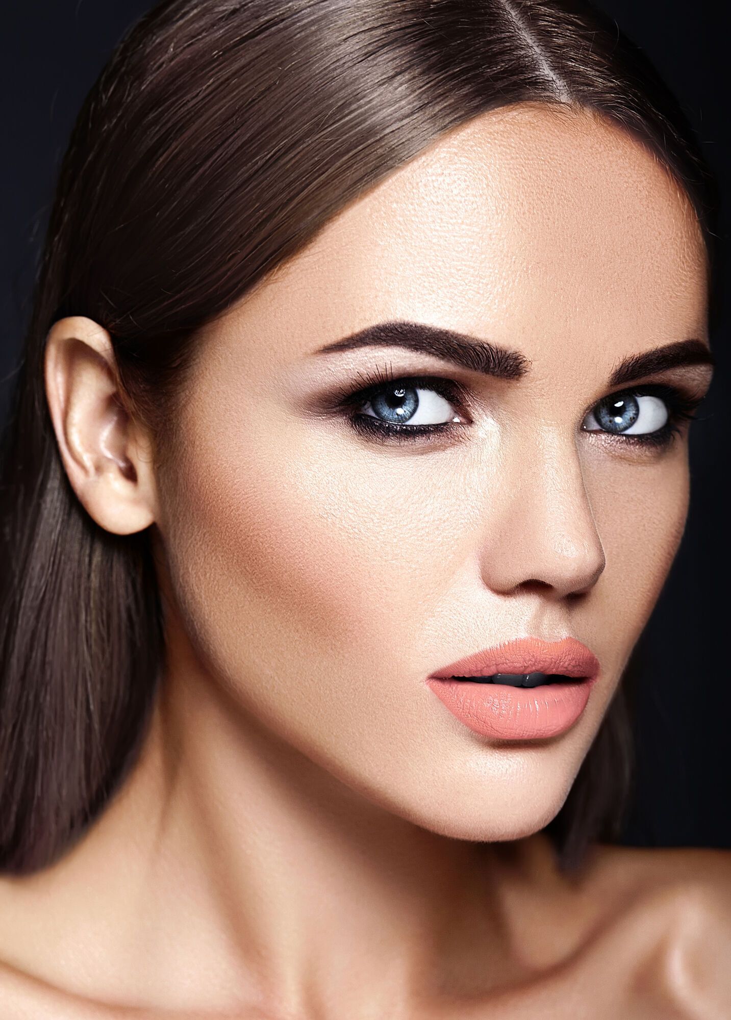 Забудьте про "каскад" і нарощені вії: українська стилістка назвала головні антитренди 2025