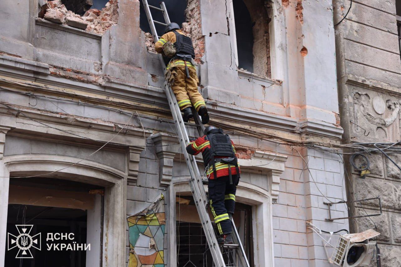 Никакого оправдания: в полиции показали первые минуты после прямого попадания российского дрона в детский сад в Харькове. Видео