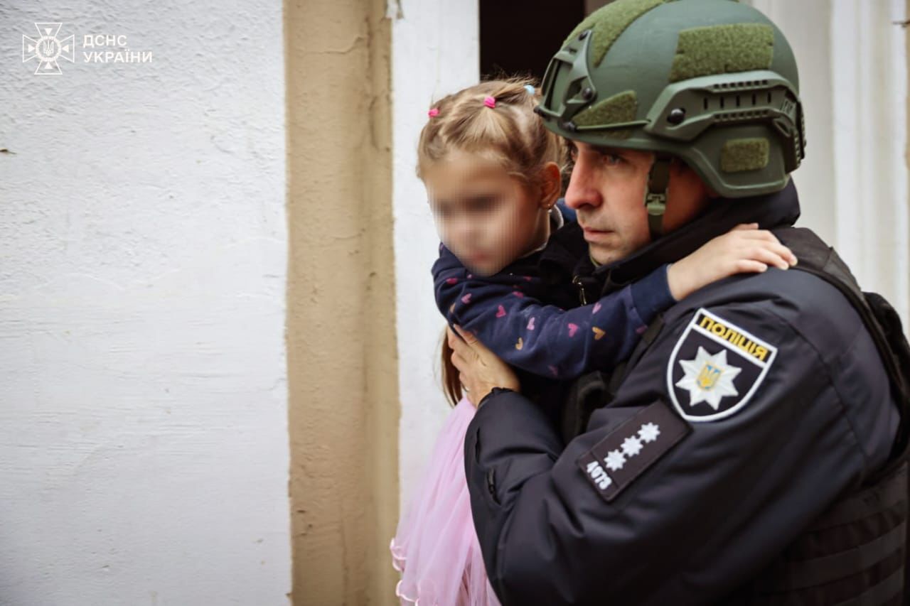 Окупанти вдарили по дитсадку в Харкові, загинув чоловік, є поранені: Зеленський відреагував на атаку. Фото і відео