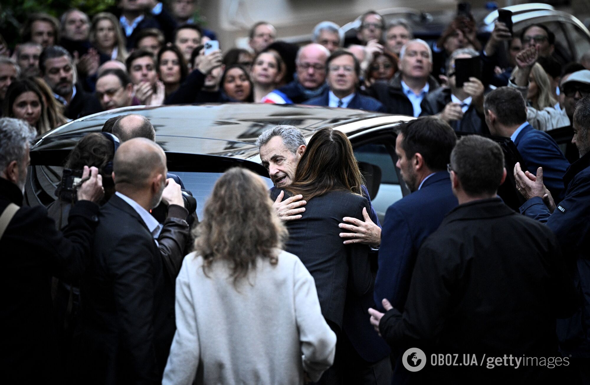 Невпізнанна Карла Бруні в сльозах провела Ніколя Саркозі в вʼязницю: їхнє прощання зняли на камеру. Фото