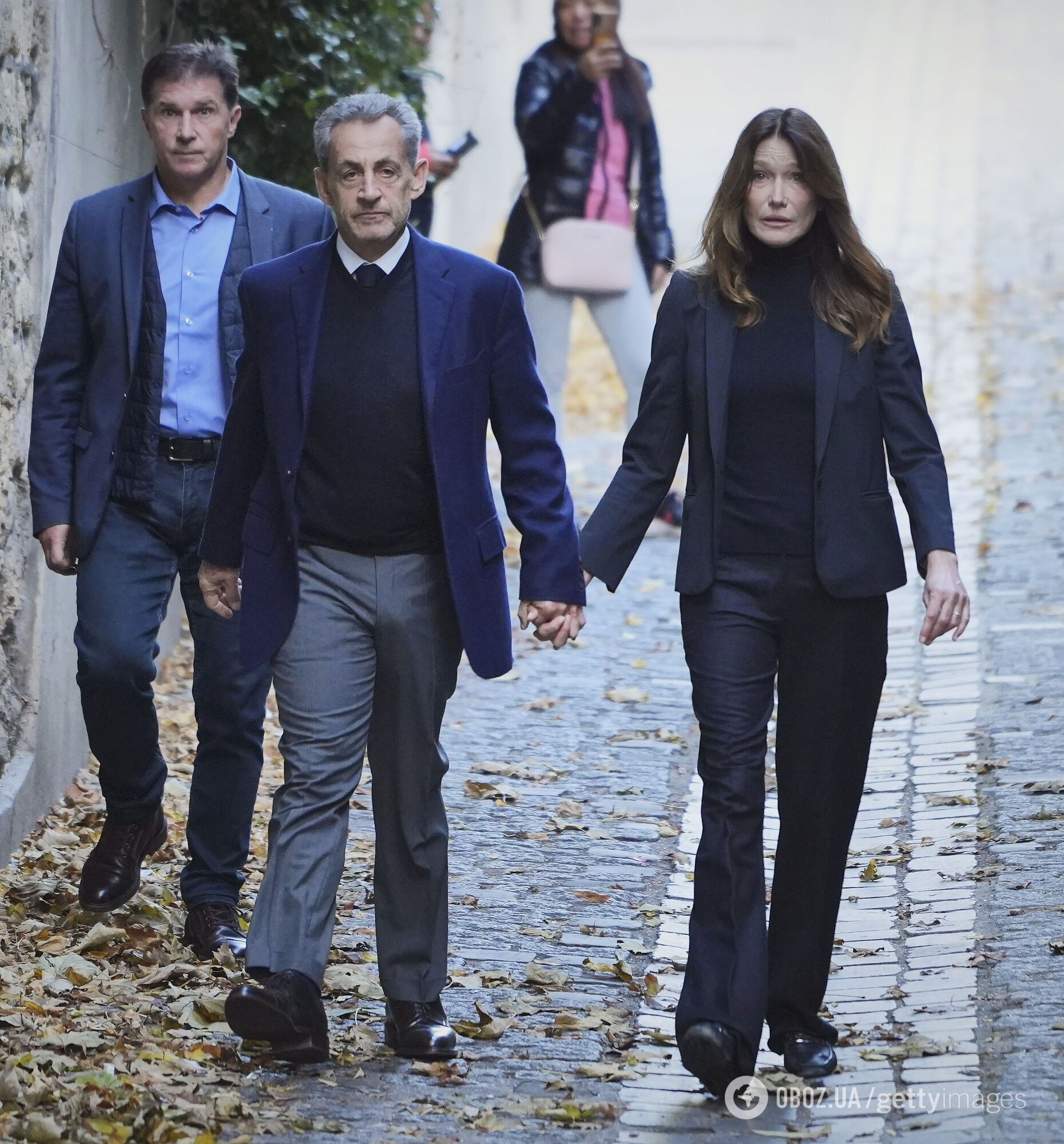 Невпізнанна Карла Бруні в сльозах провела Ніколя Саркозі в вʼязницю: їхнє прощання зняли на камеру. Фото