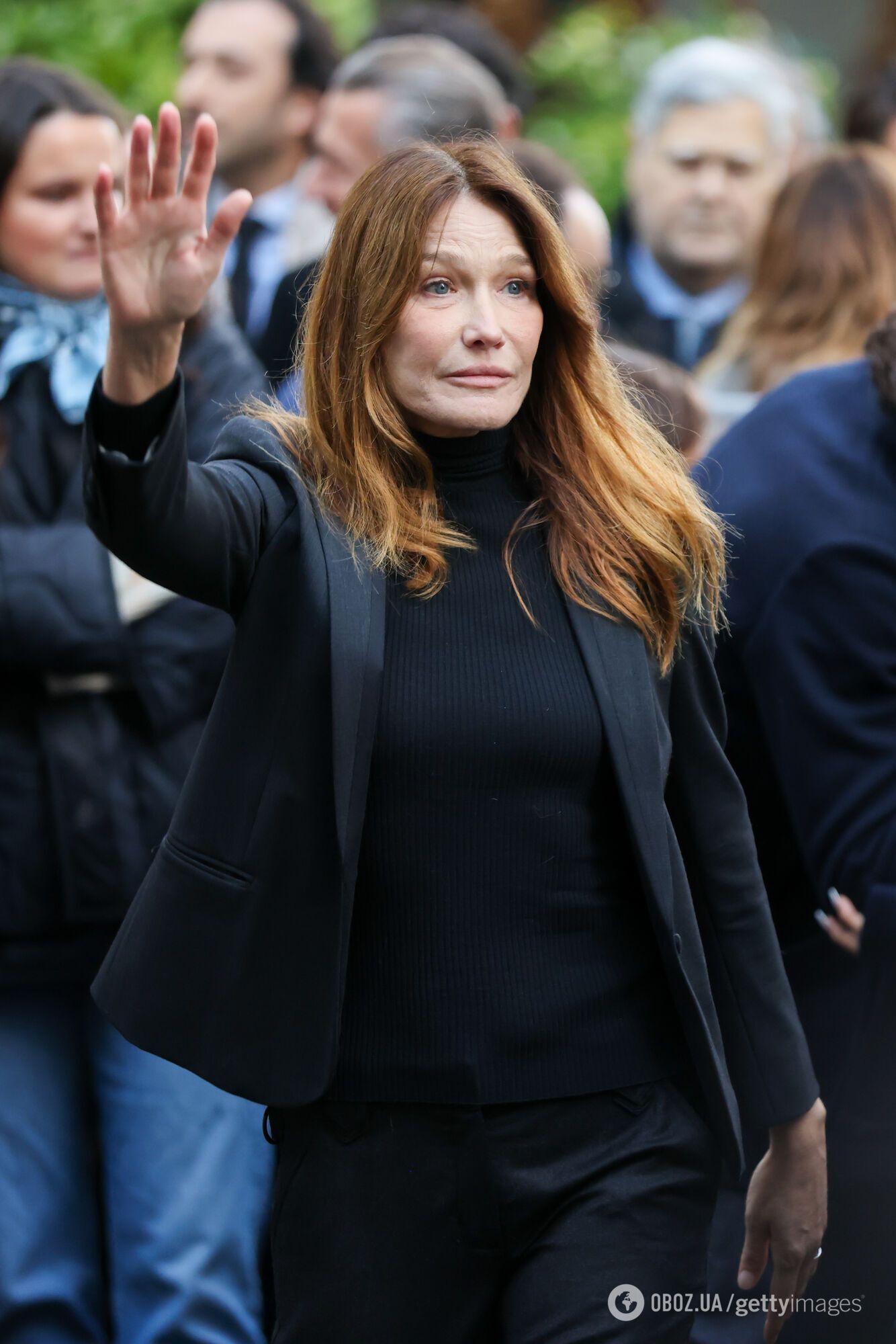 Невпізнанна Карла Бруні в сльозах провела Ніколя Саркозі в вʼязницю: їхнє прощання зняли на камеру. Фото