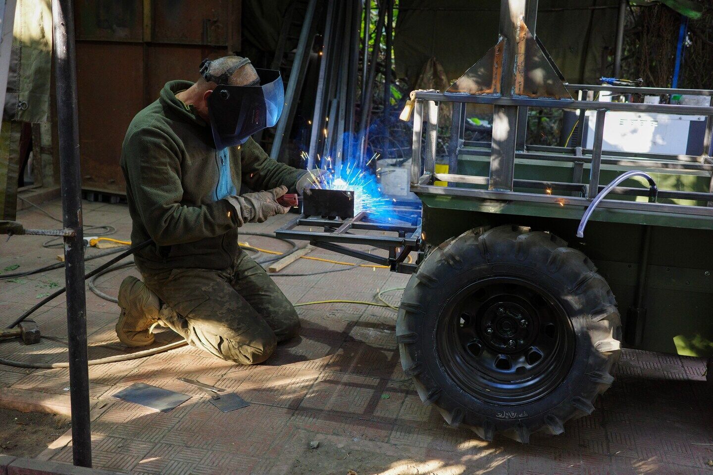 Дрони працювали на землі і в повітрі: українські військові взяли в полон окупантів за допомогою роботизованих систем. Фото. Відео