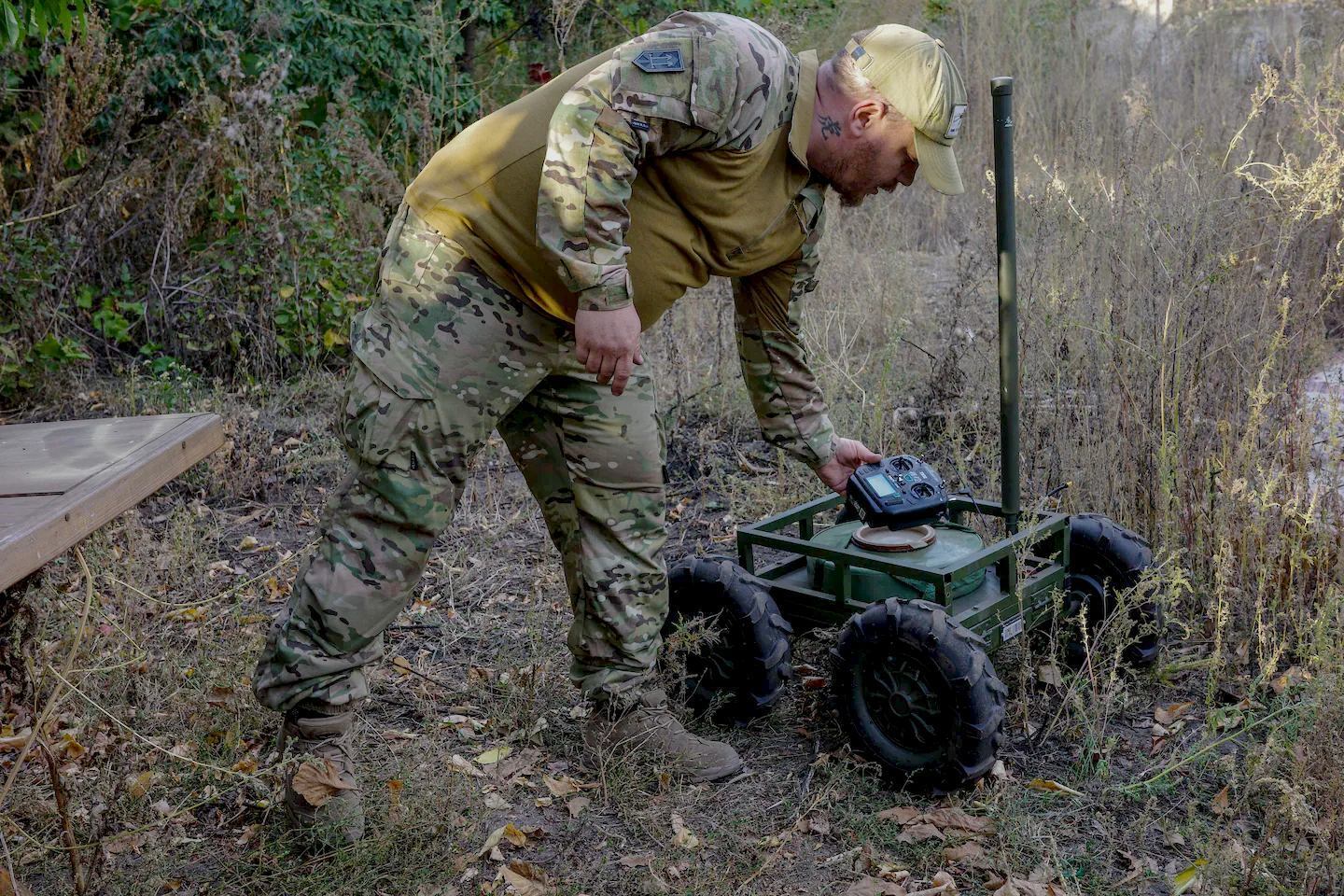 Дрони працювали на землі і в повітрі: українські військові взяли в полон окупантів за допомогою роботизованих систем. Фото. Відео