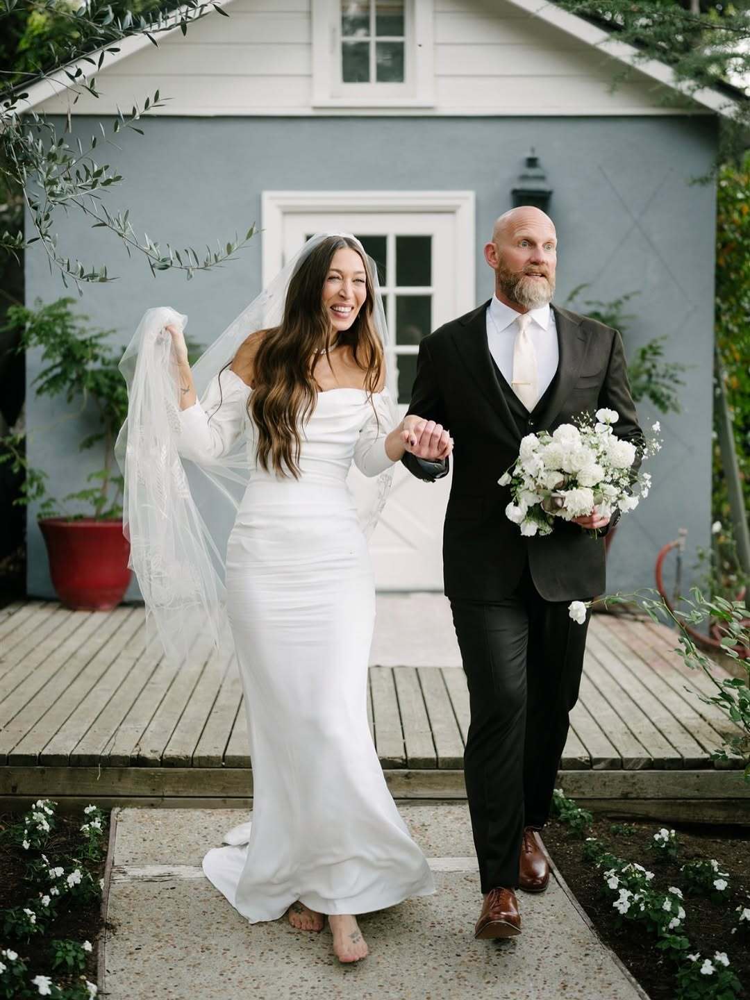 Наречена у вінтажній сукні, а подружки – в зеленому: старша сестра Джіджі та Белли Гадід зіграла весілля в стилі "сад кохання". Фото