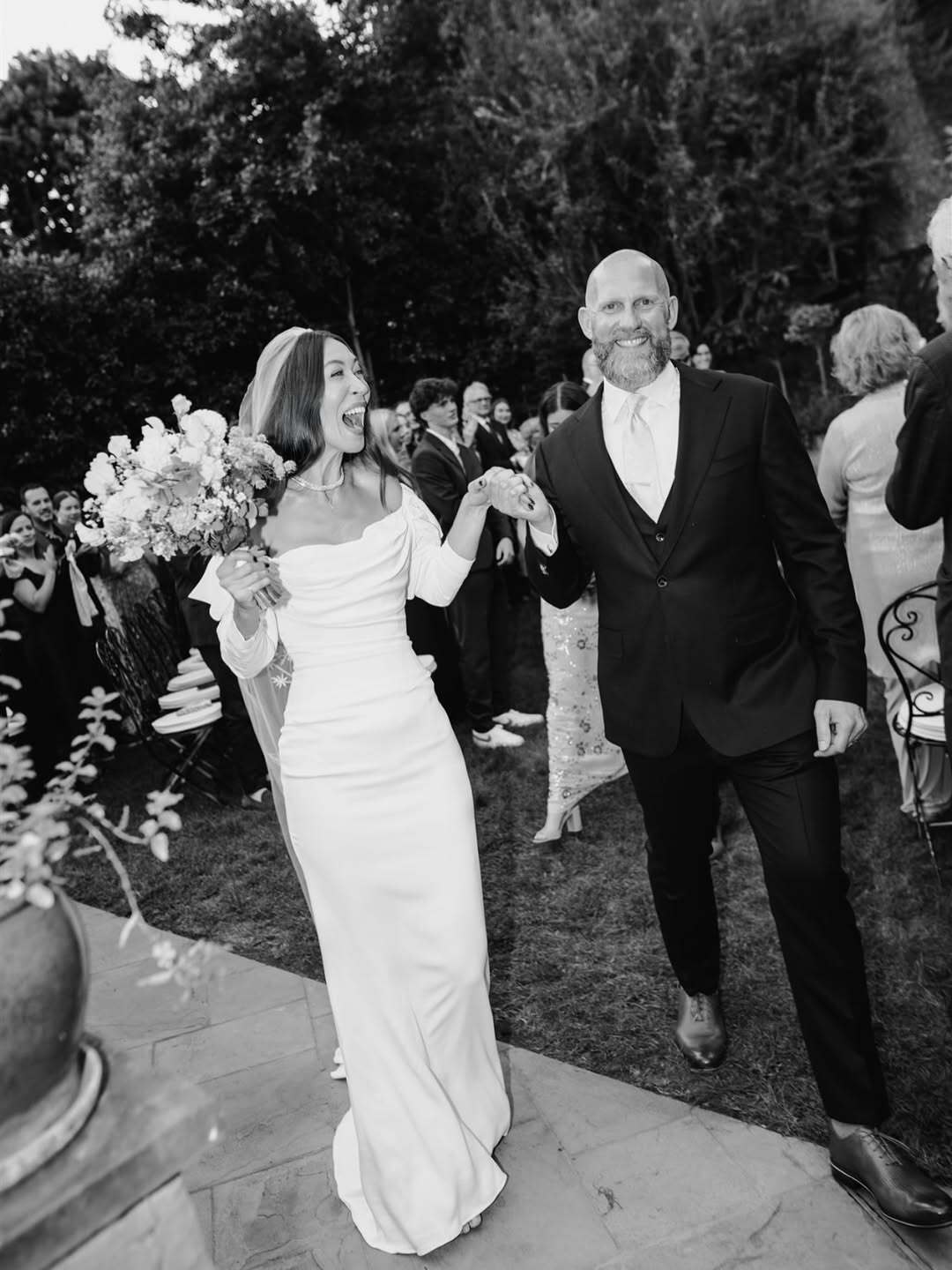 Наречена у вінтажній сукні, а подружки – в зеленому: старша сестра Джіджі та Белли Гадід зіграла весілля в стилі "сад кохання". Фото