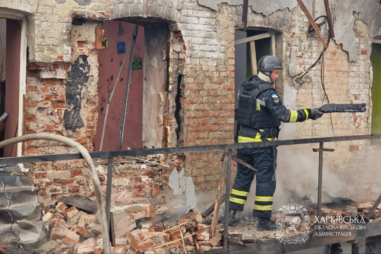 Окупанти вдарили по дитсадку в Харкові, загинув чоловік, є поранені: Зеленський відреагував на атаку. Фото і відео