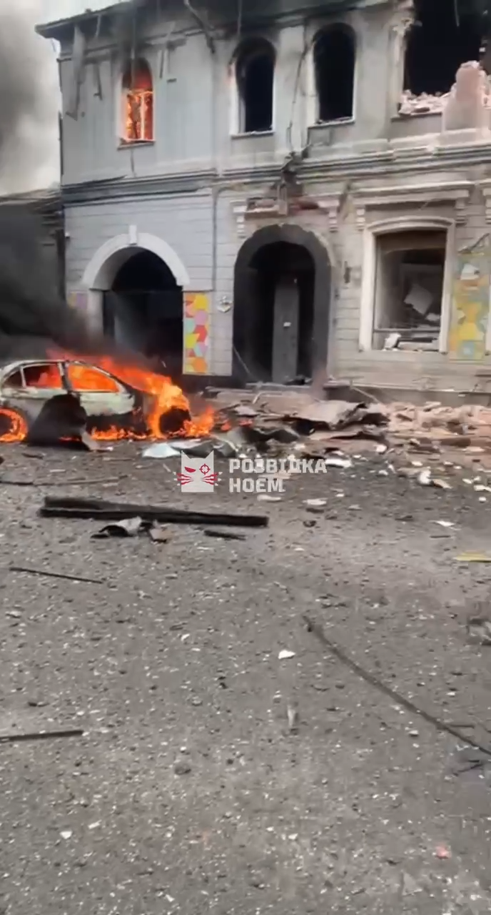 Окупанти вдарили по дитсадку в Харкові, загинув чоловік, є поранені: Зеленський відреагував на атаку. Фото і відео