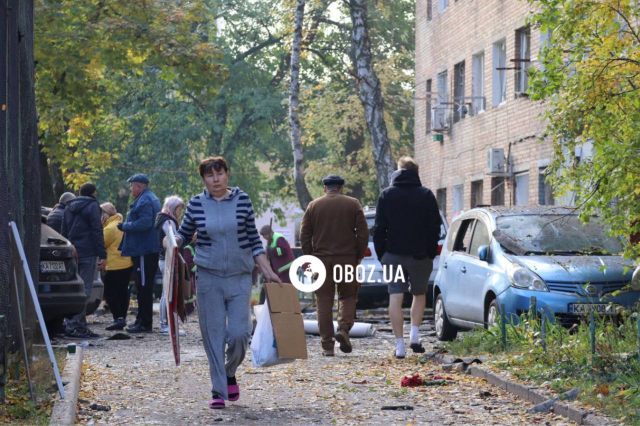 Пробита стіна гуртожитку та вибиті вікна: наслідки атаки РФ у Дарницькому районі Києва. Фото