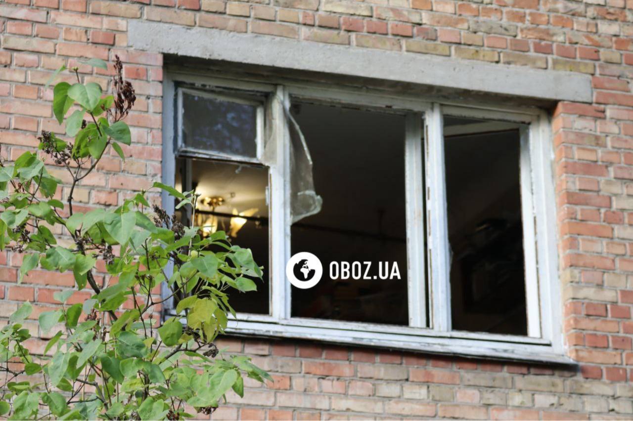 Пробита стіна гуртожитку та вибиті вікна: наслідки атаки РФ у Дарницькому районі Києва. Фото