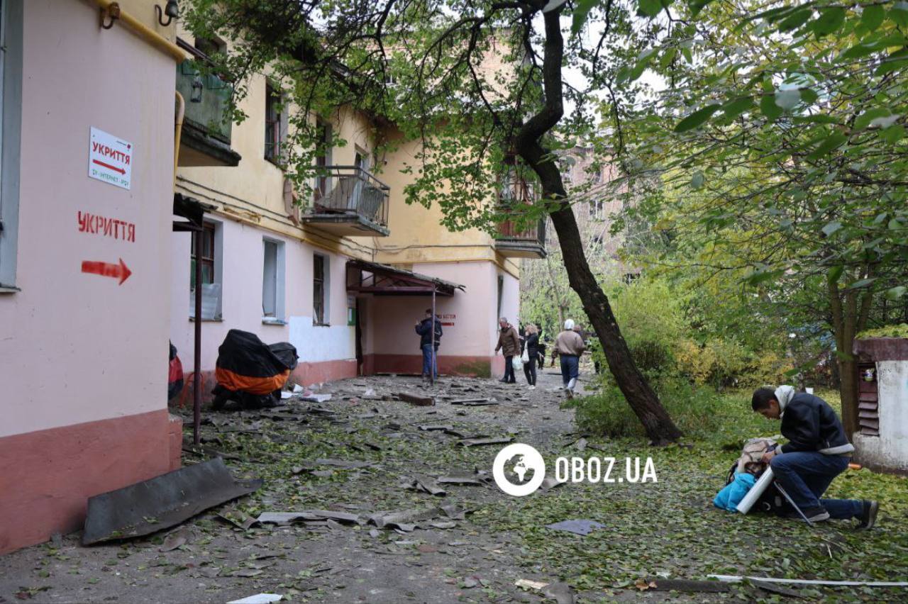 Пробита стіна гуртожитку та вибиті вікна: наслідки атаки РФ у Дарницькому районі Києва. Фото