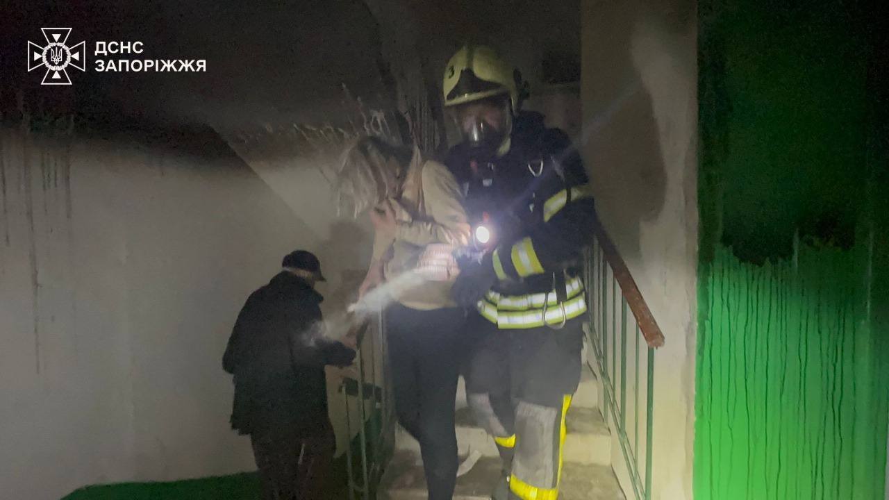 Окупанти вдарили "Шахедами" по Запоріжжю: спалахнули будинки, 15 людей постраждали. Фото і відео