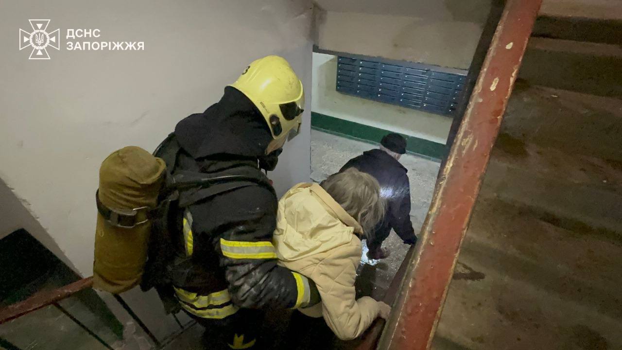 Окупанти вдарили "Шахедами" по Запоріжжю: спалахнули будинки, 15 людей постраждали. Фото і відео