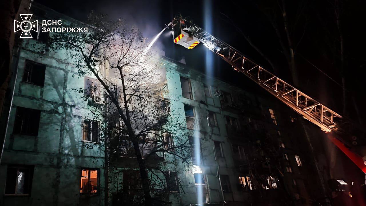 Окупанти вдарили "Шахедами" по Запоріжжю: спалахнули будинки, 15 людей постраждали. Фото і відео