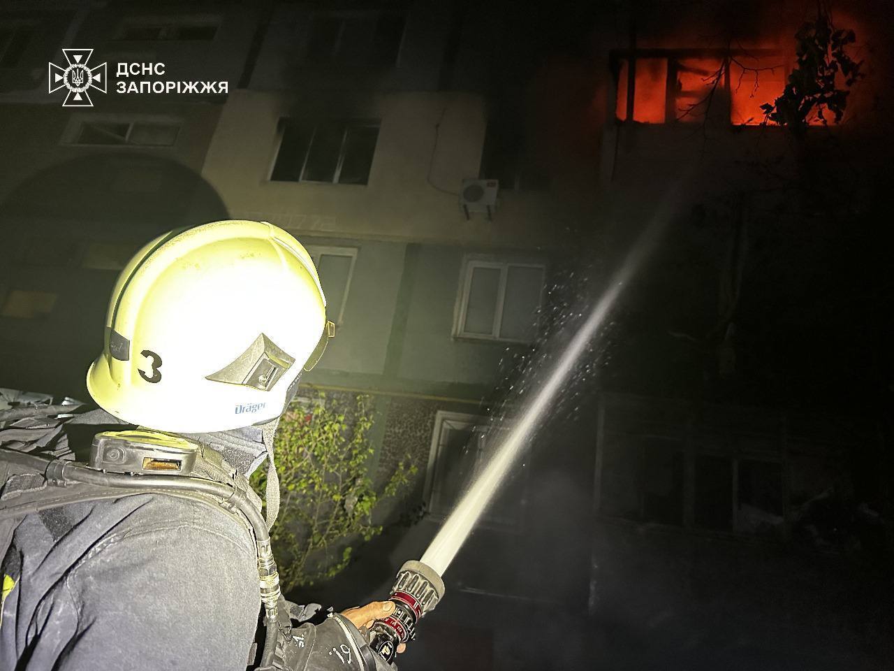 Окупанти вдарили "Шахедами" по Запоріжжю: спалахнули будинки, 15 людей постраждали. Фото і відео