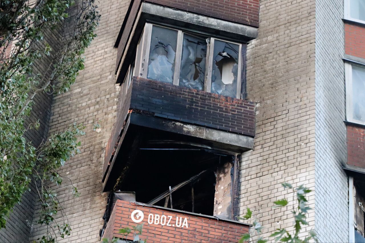 Вибиті вікна та обгорілий фасад: з'явились кадри наслідків атаки РФ на один із районів Києва. Фото і відео