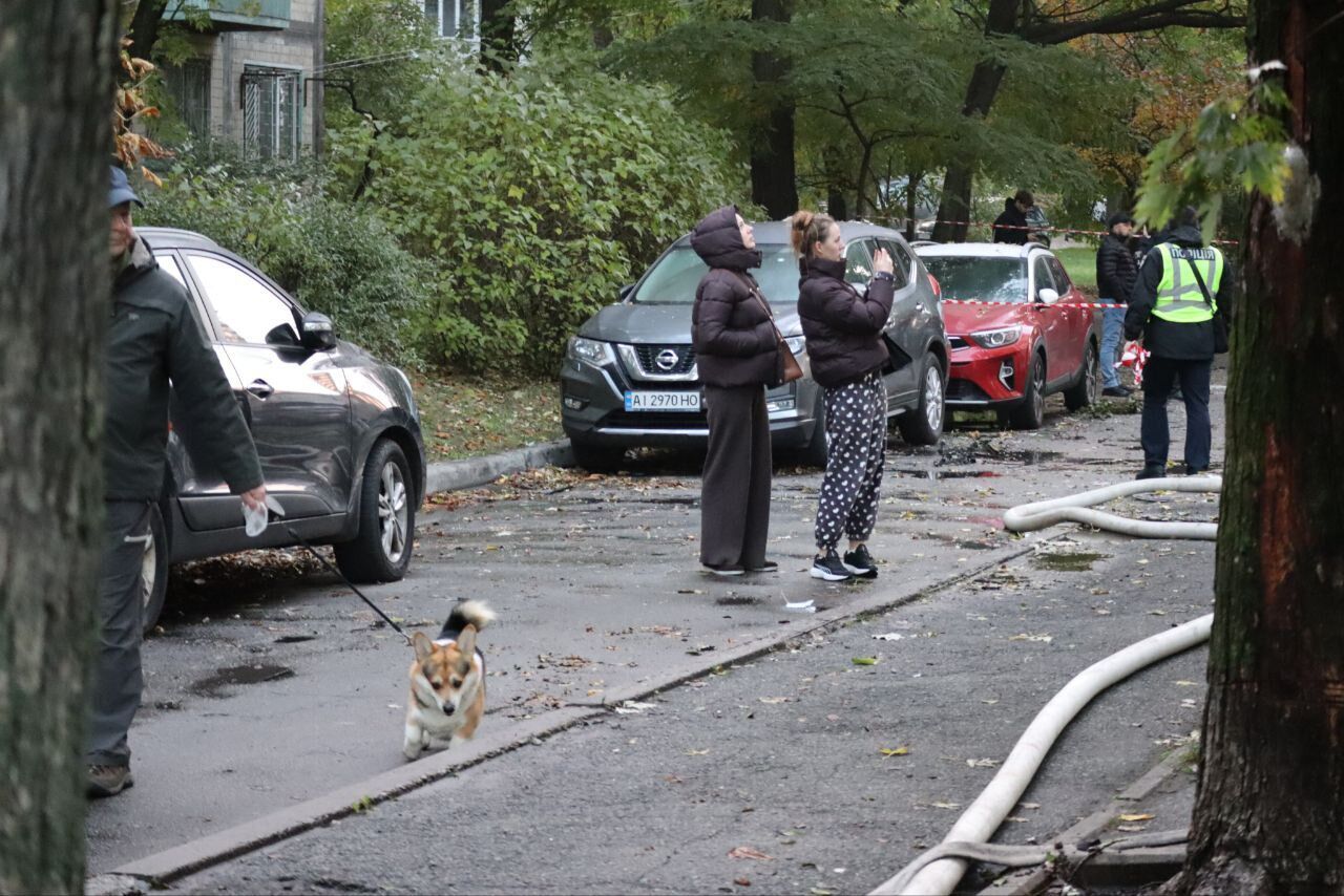 Вибиті вікна та обгорілий фасад: з'явились кадри наслідків атаки РФ на один із районів Києва. Фото і відео