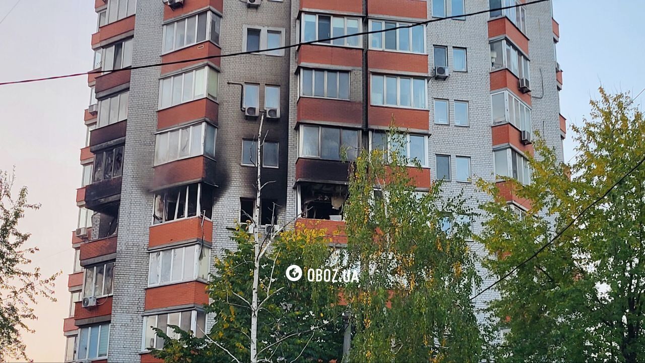 Вибиті вікна та обгорілий фасад: з'явились кадри наслідків атаки РФ на один із районів Києва. Фото і відео