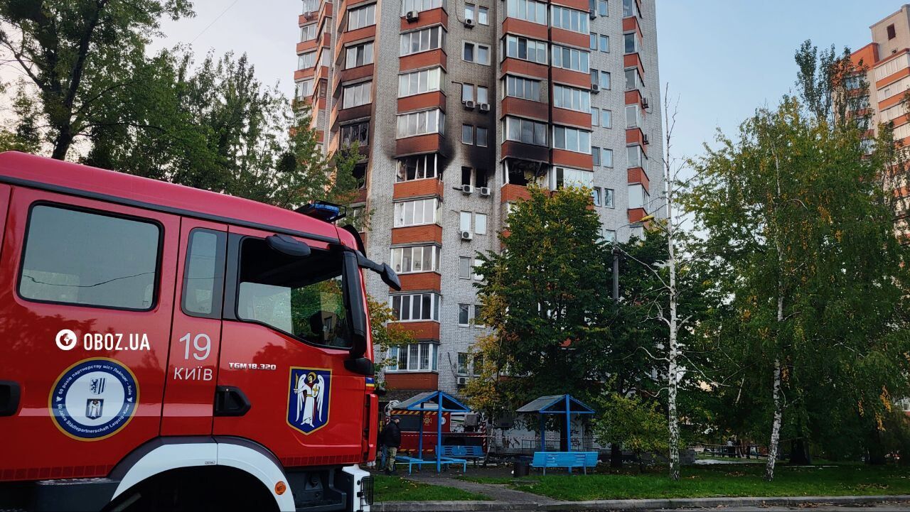 Вибиті вікна та обгорілий фасад: з'явились кадри наслідків атаки РФ на один із районів Києва. Фото і відео