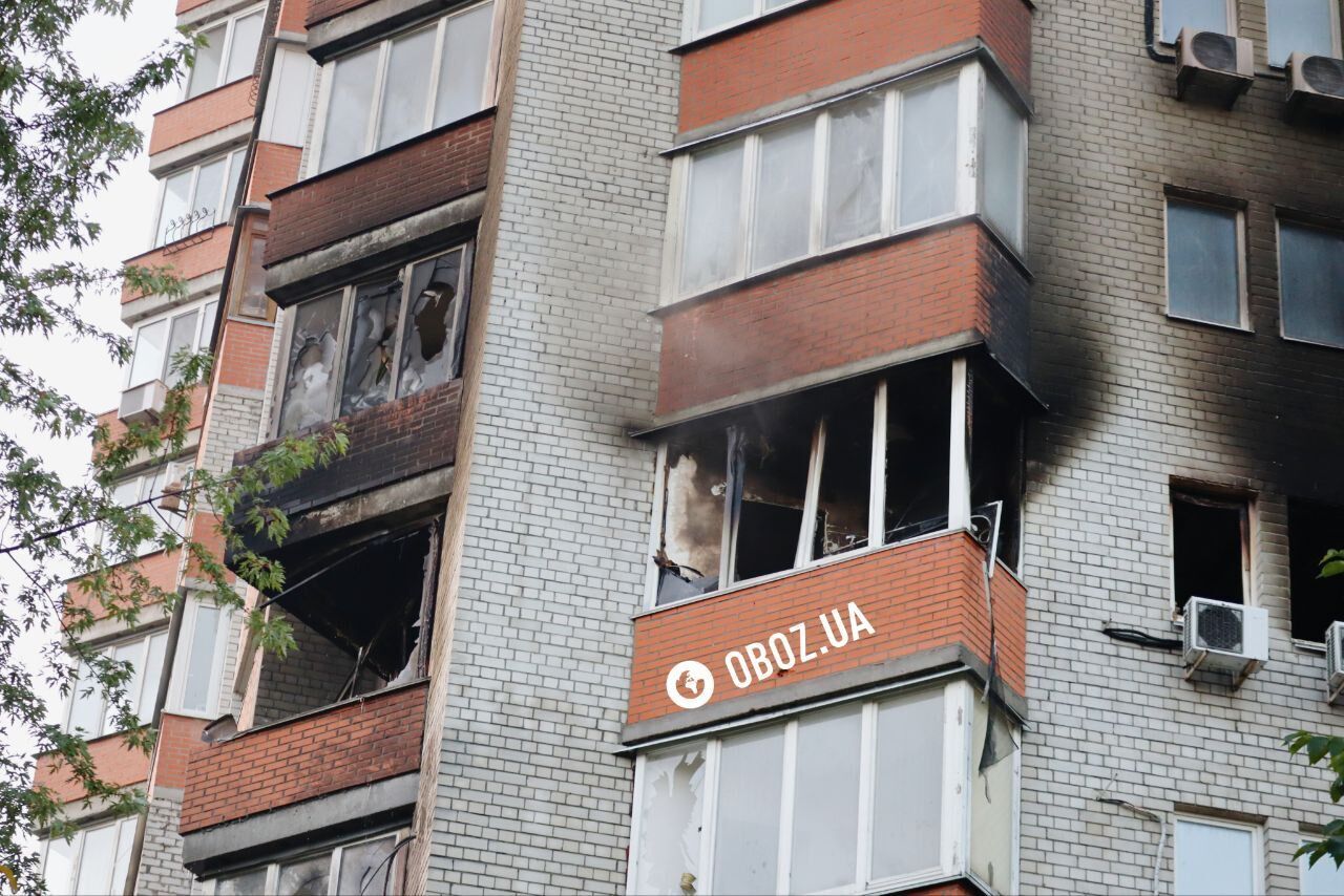 Вибиті вікна та обгорілий фасад: з'явились кадри наслідків атаки РФ на один із районів Києва. Фото і відео