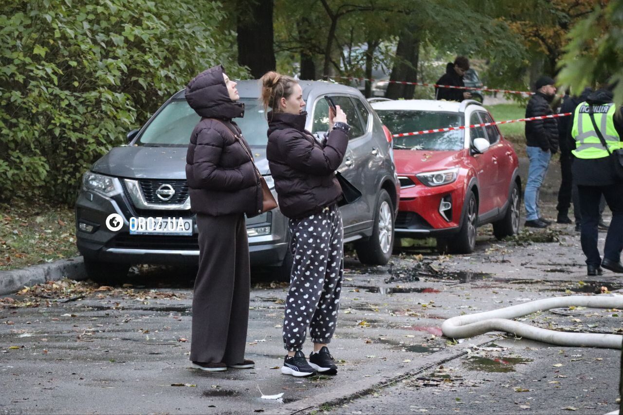 Вибиті вікна та обгорілий фасад: з'явились кадри наслідків атаки РФ на один із районів Києва. Фото і відео