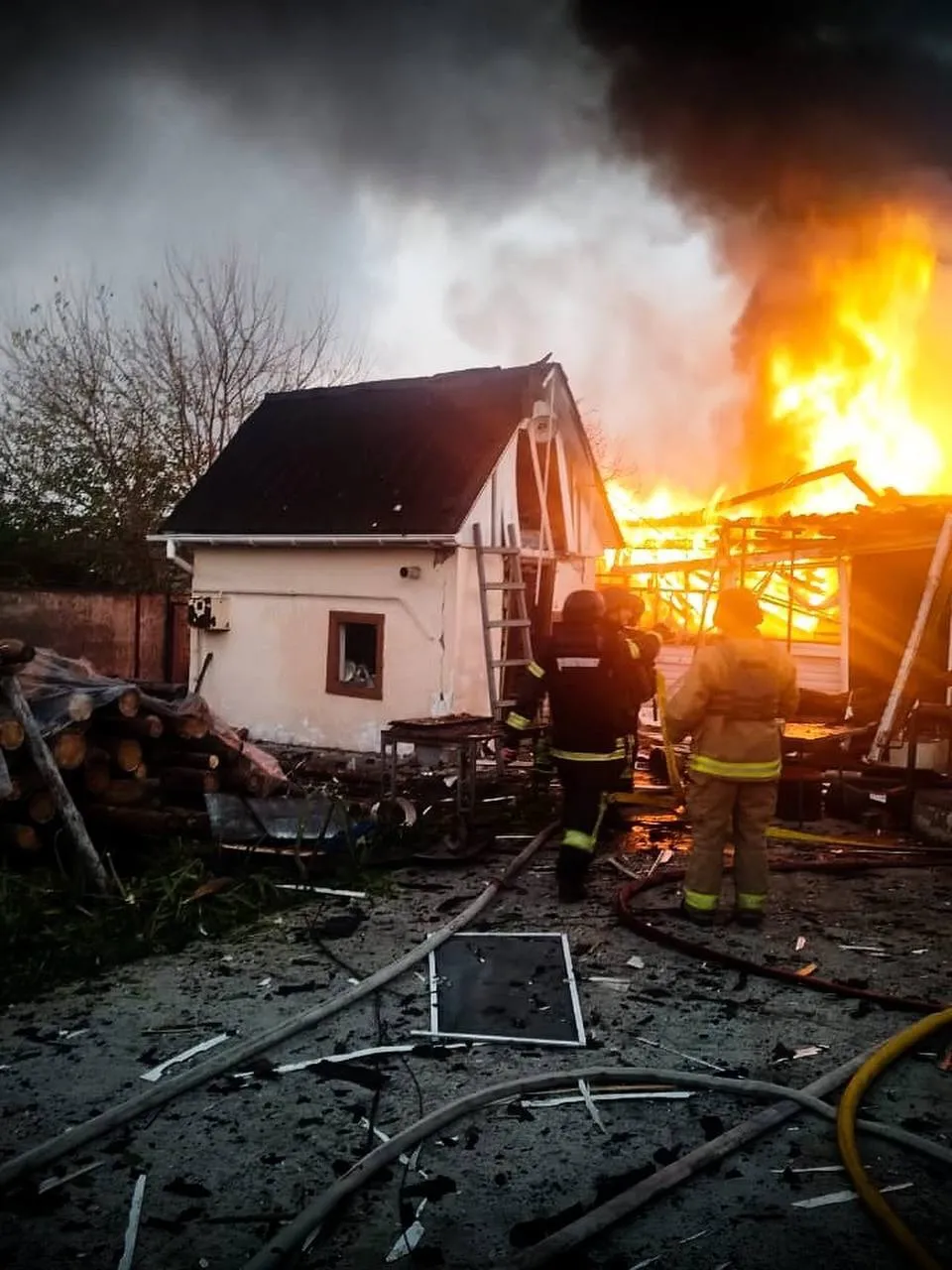 Переїхали в село, бо думали, що буде спокійніше: сусід розповів про жінку і двох дітей, яких РФ вбила ударом по Київщині. Відео