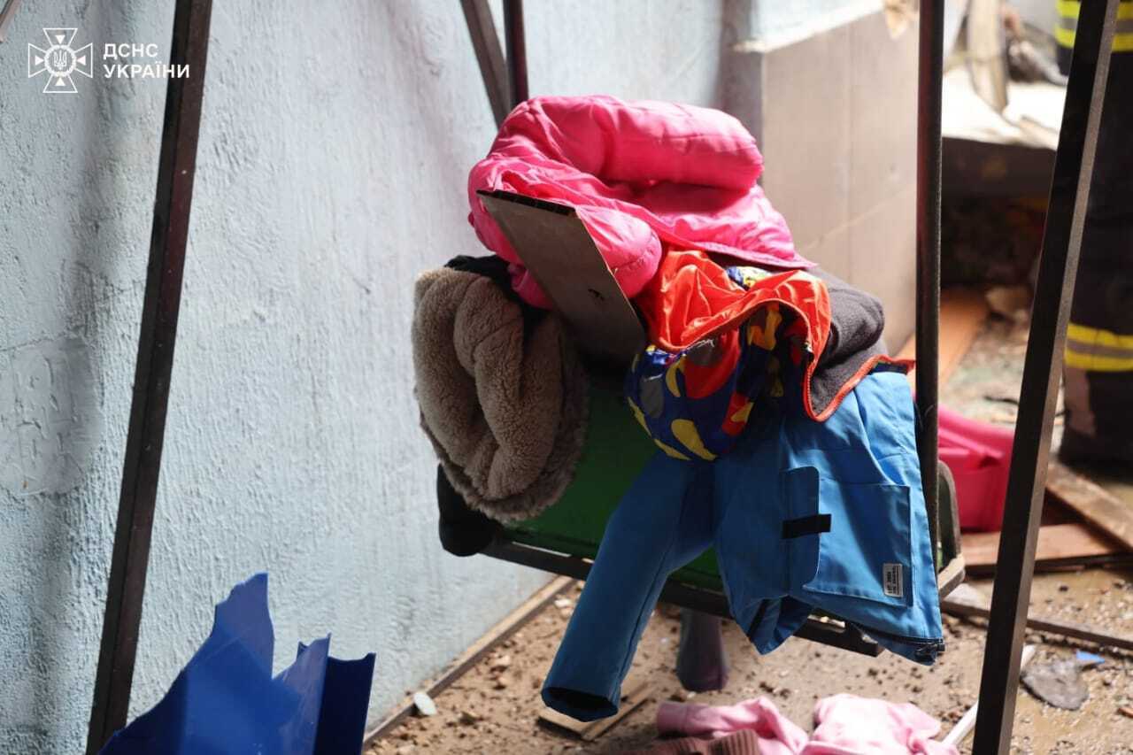 Уламки скрізь і крики: у мережі показали перші хвилини після удару РФ по дитсадку в Харкові. Відео