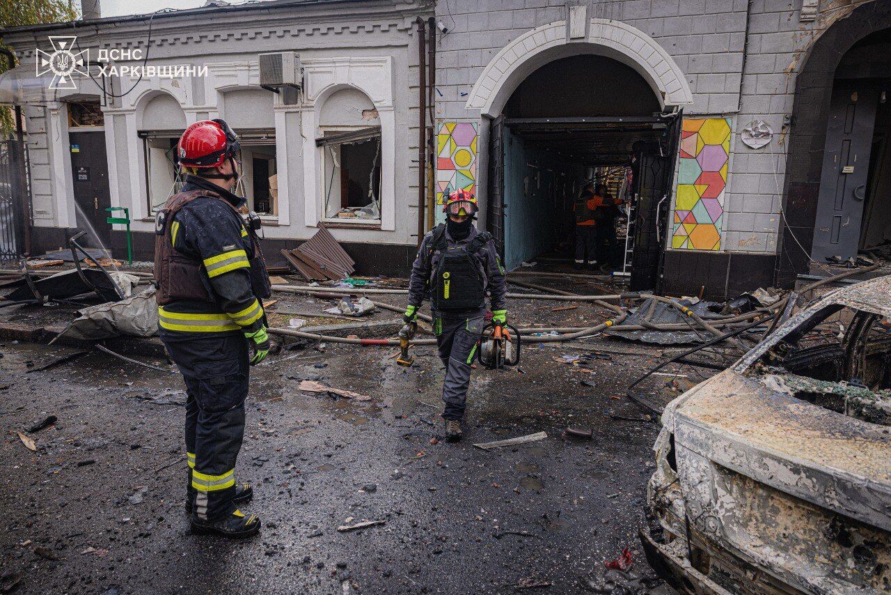 Уламки скрізь і крики: у мережі показали перші хвилини після удару РФ по дитсадку в Харкові. Відео