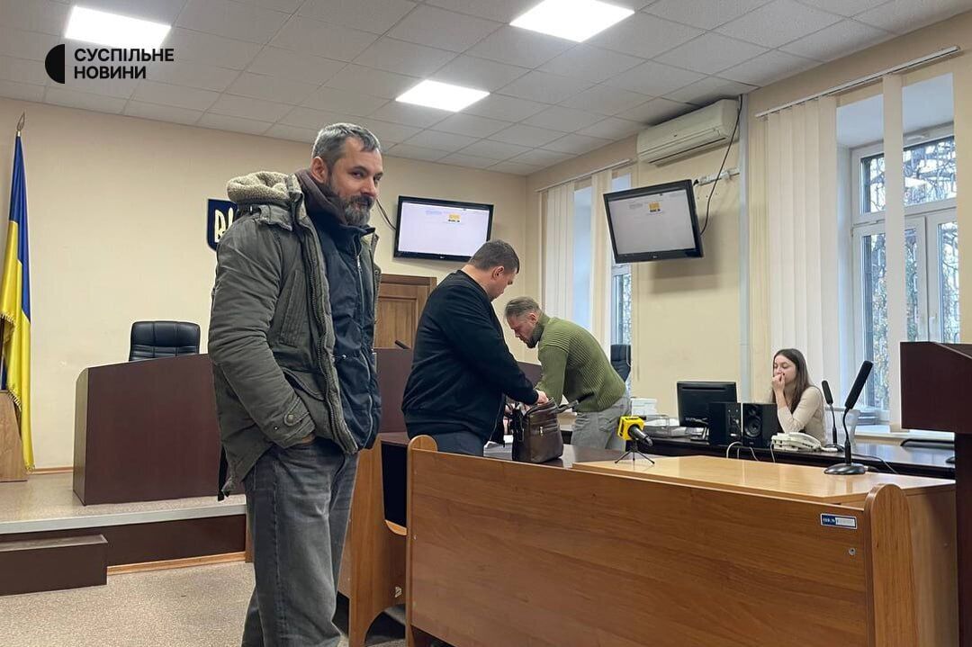 Жена Белоуса, которого обвиняют в насилии, назвала "кармой" его секс-скандал: как суд препятствует рассмотрению дела