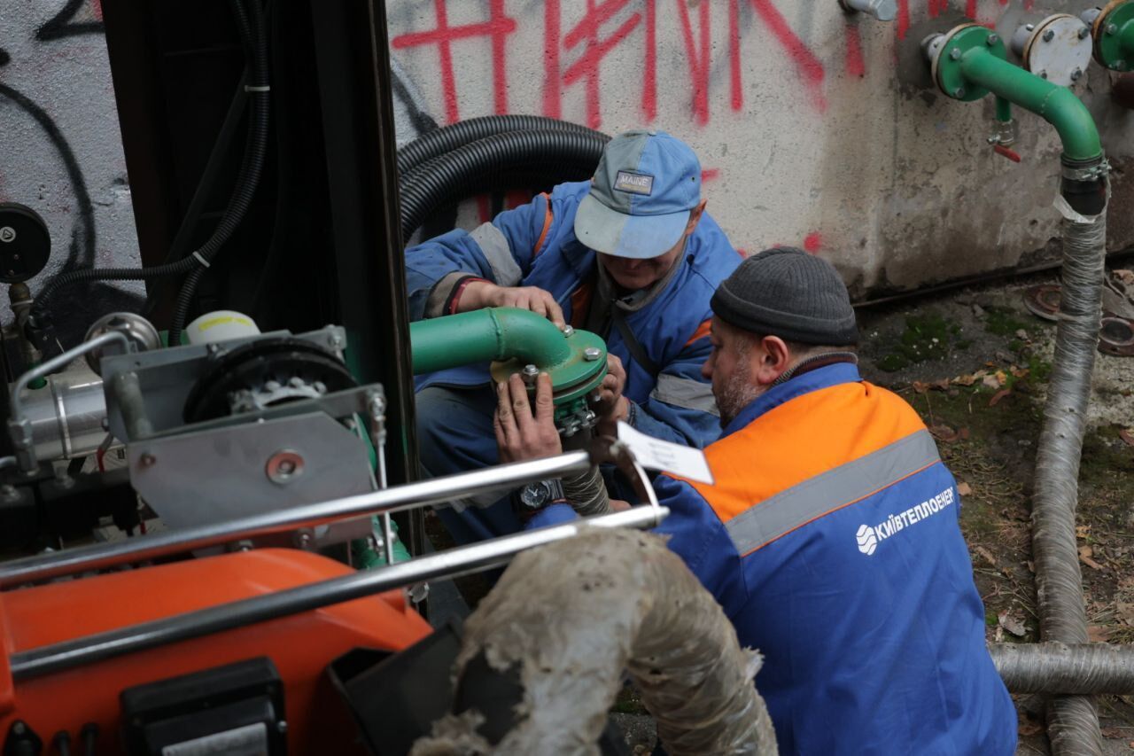 В трех медучреждениях Киева развернули передвижные мобильные котельные