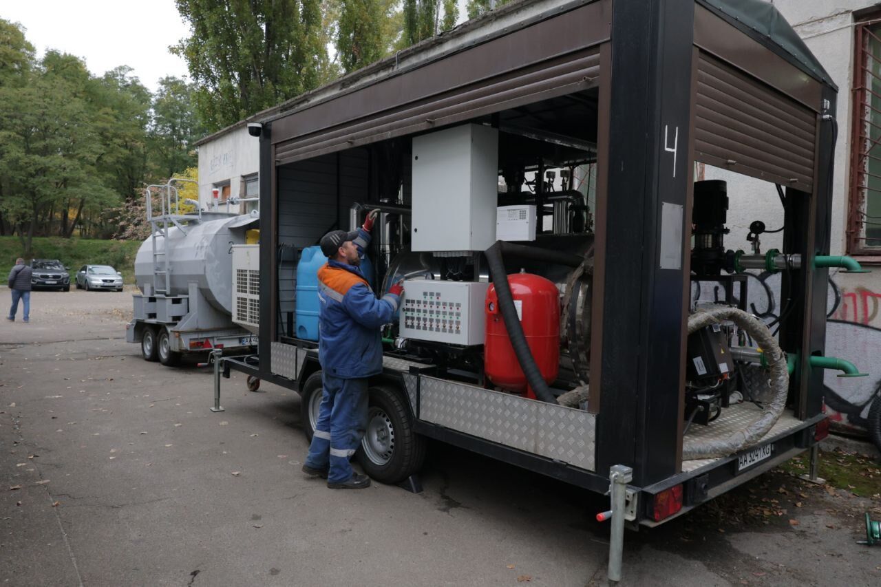В трех медучреждениях Киева развернули передвижные мобильные котельные
