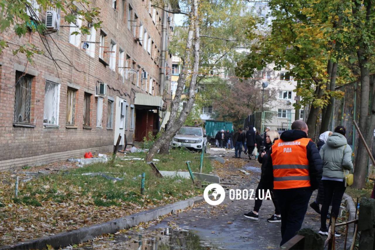 Пробита стіна гуртожитку та вибиті вікна: наслідки атаки РФ у Дарницькому районі Києва. Фото