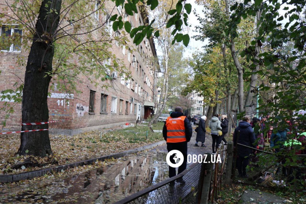 Пробита стіна гуртожитку та вибиті вікна: наслідки атаки РФ у Дарницькому районі Києва. Фото