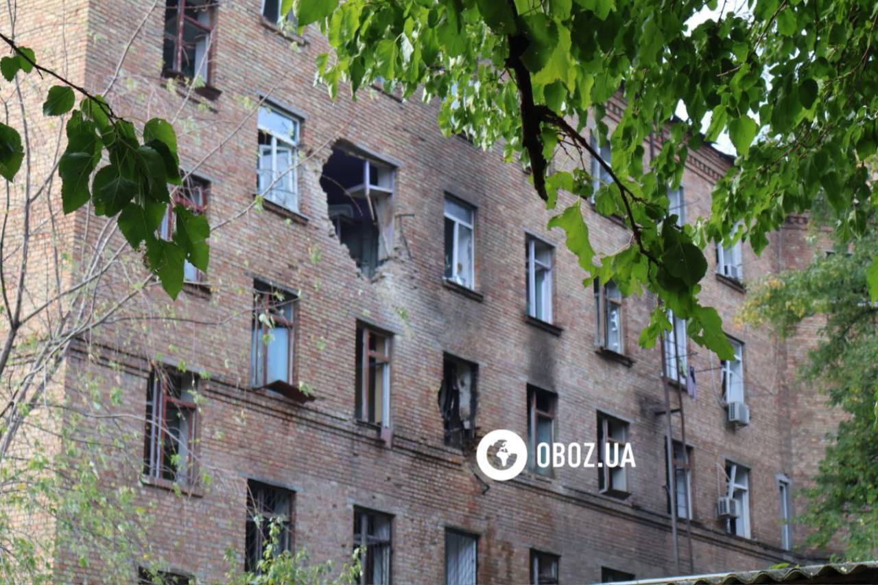 Пробита стіна гуртожитку та вибиті вікна: наслідки атаки РФ у Дарницькому районі Києва. Фото