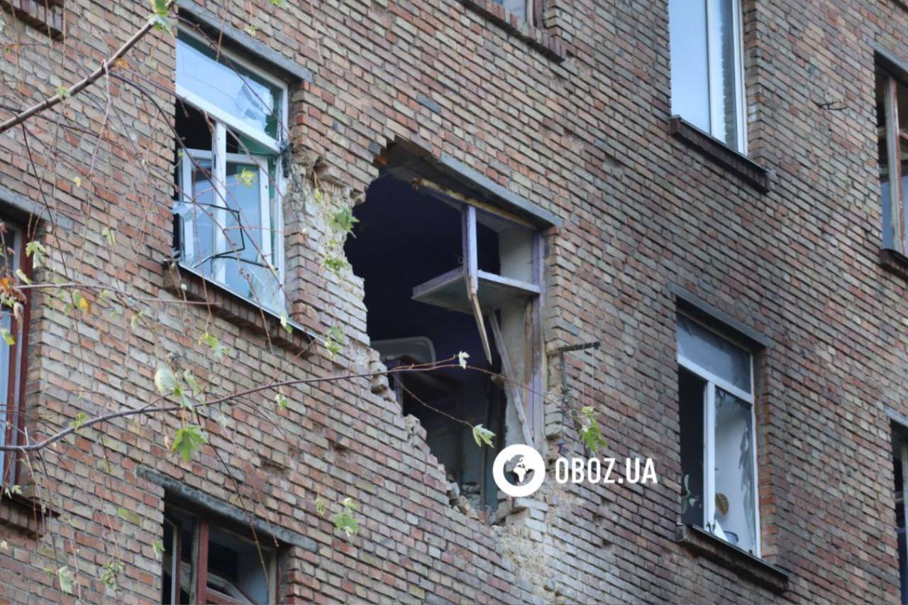 Пробита стіна гуртожитку та вибиті вікна: наслідки атаки РФ у Дарницькому районі Києва. Фото