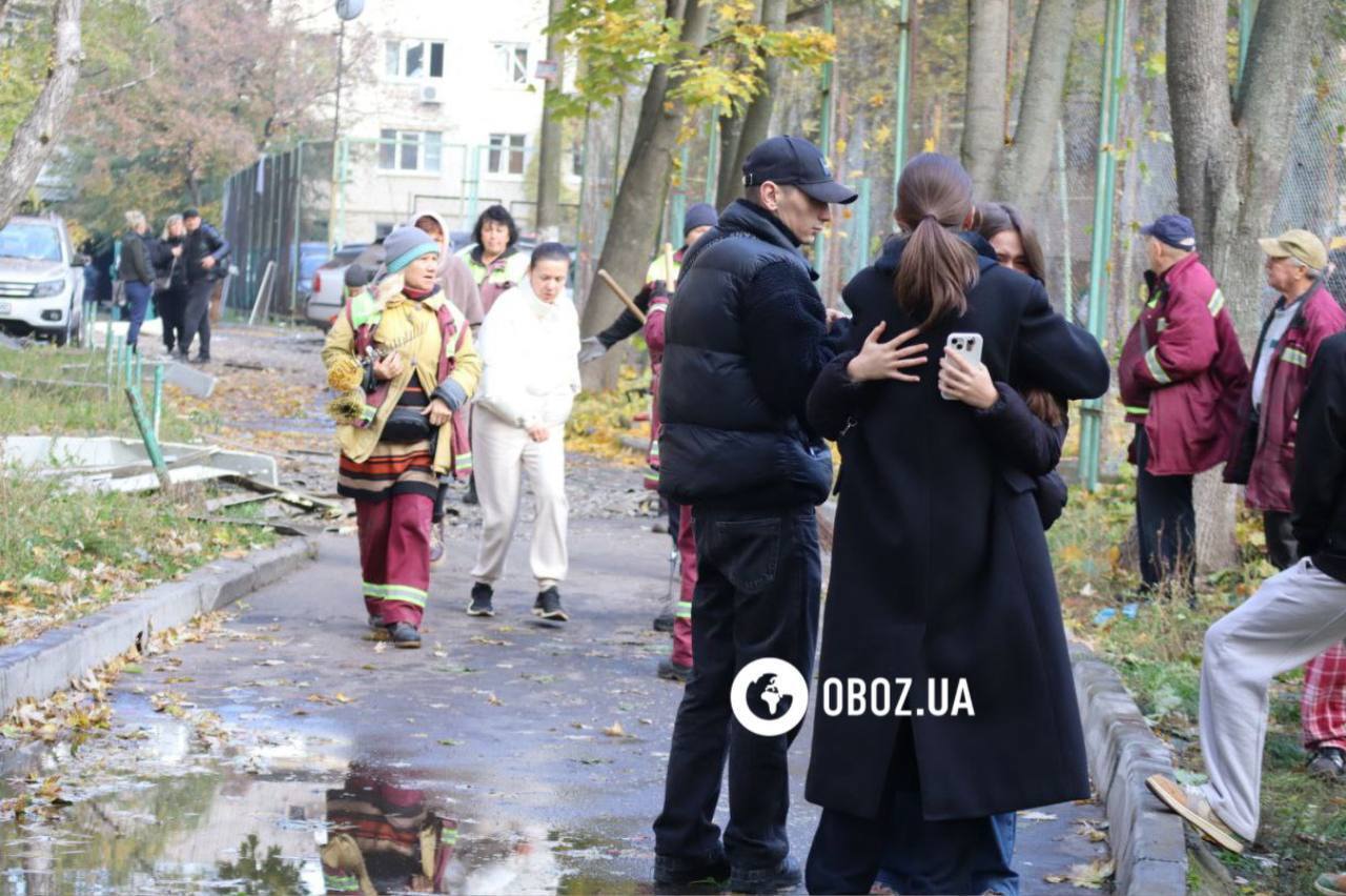 Пробита стіна гуртожитку та вибиті вікна: наслідки атаки РФ у Дарницькому районі Києва. Фото