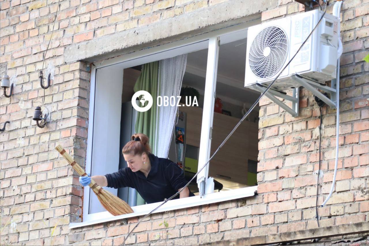 Пробита стіна гуртожитку та вибиті вікна: наслідки атаки РФ у Дарницькому районі Києва. Фото