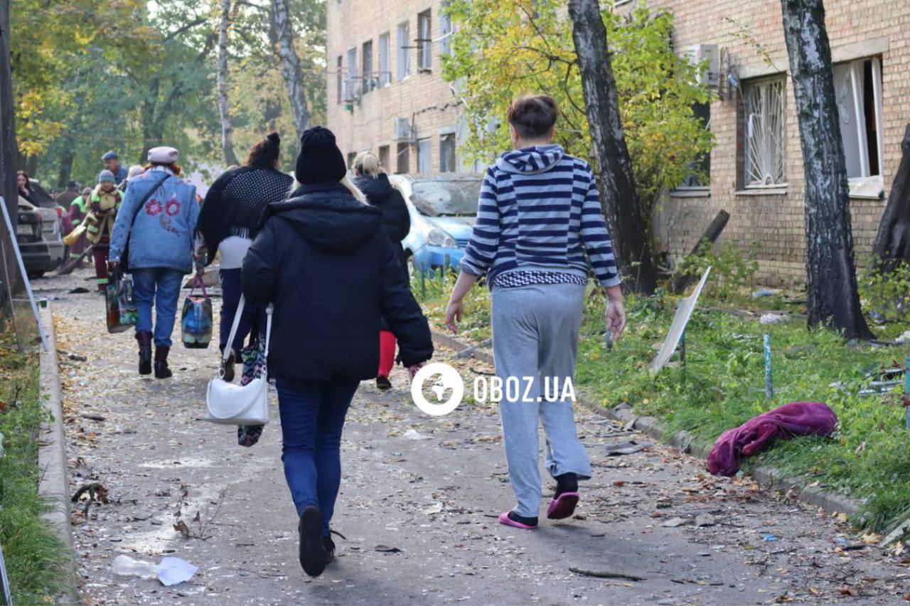 Пробита стіна гуртожитку та вибиті вікна: наслідки атаки РФ у Дарницькому районі Києва. Фото