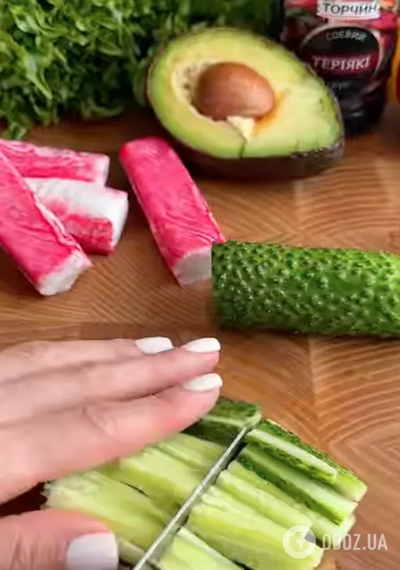 На вкус как суши: крабовый салат из трех ингредиентов, для которого ничего варить не нужно