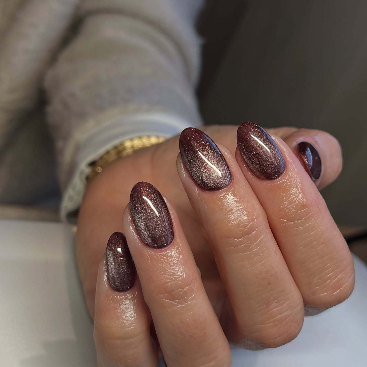 Оксамитовий манікюр: осінні ідеї для жінок із вишуканим смаком