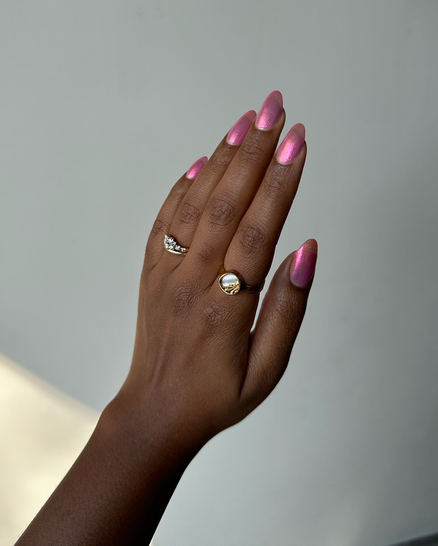 Оксамитовий манікюр: осінні ідеї для жінок із вишуканим смаком