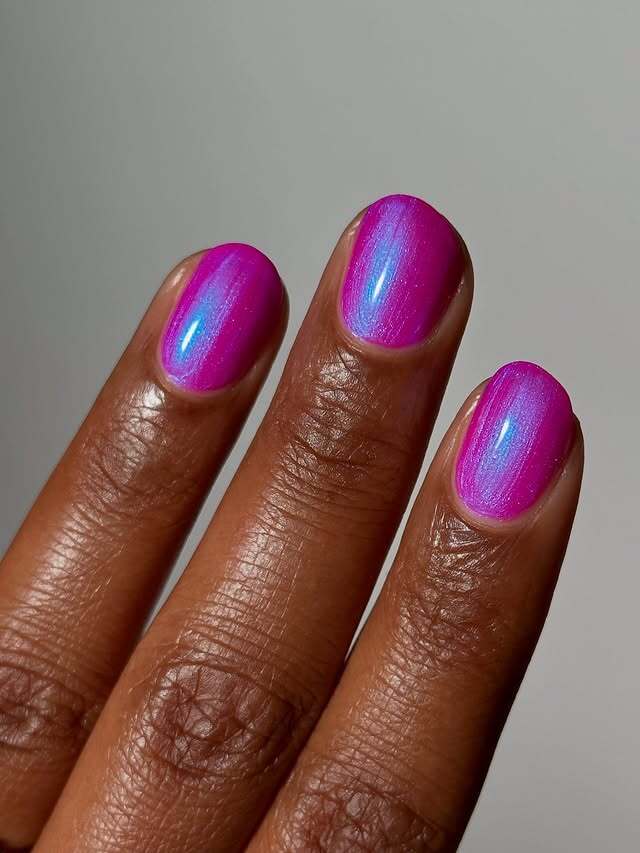 Оксамитовий манікюр: осінні ідеї для жінок із вишуканим смаком